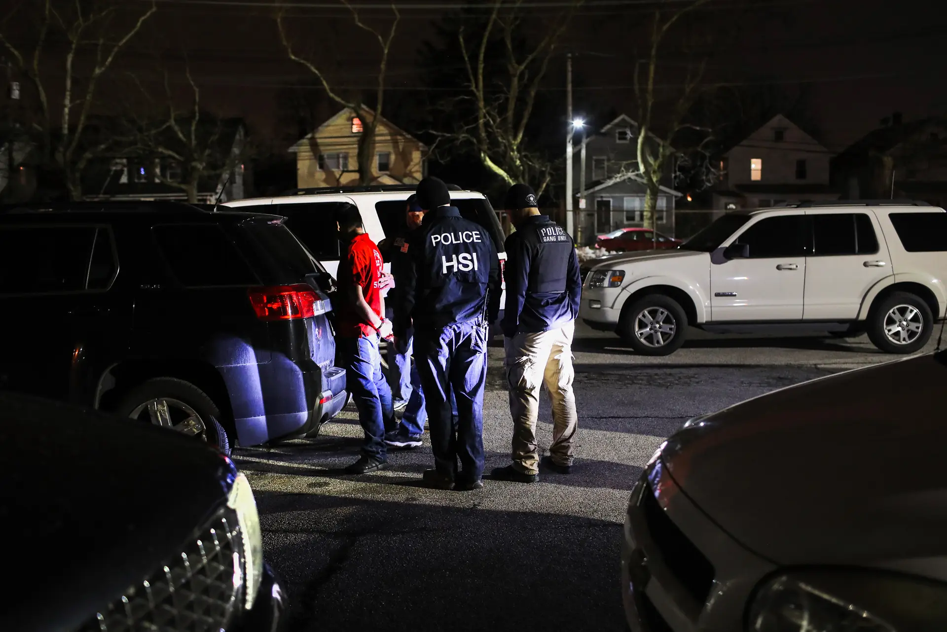 Agentes federales estadounidenses detienen a un presunto miembro de una banda en Hempstead, Nueva York, el 28 de marzo de 2018. (John Moore/Getty Images).