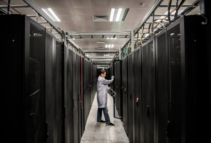 Un ingeniero abre la puerta de una unidad de servidor durante una visita organizada al Laboratorio de Ciberseguridad de Huawei en Dongguan, provincia de Guangdong, China, el 25 de abril de 2019. (Kevin Frayer/Getty Images)
