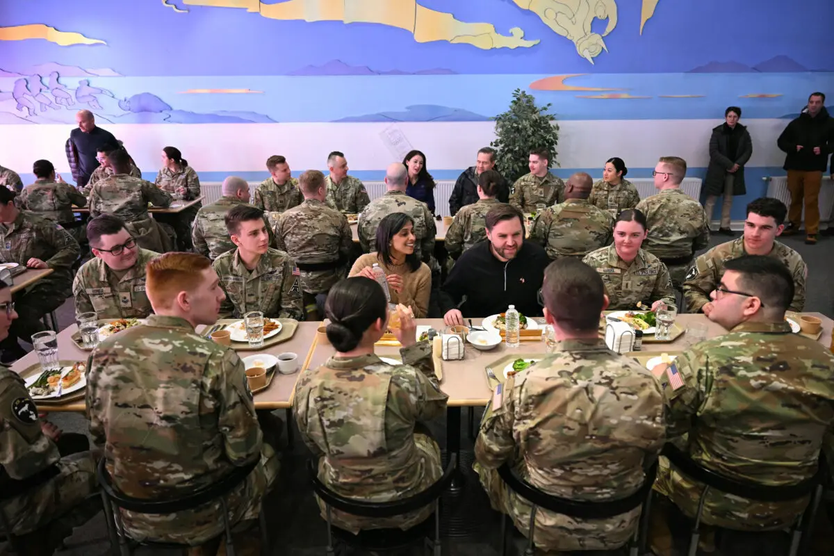 El vicepresidente de los Estados Unidos, JD Vance, y la segunda dama, Usha Vance, comen con los soldados en la base espacial Pituffik del ejército estadounidense en Pituffik, Groenlandia, el 28 de marzo de 2025. (Jim Watson/Getty Images).