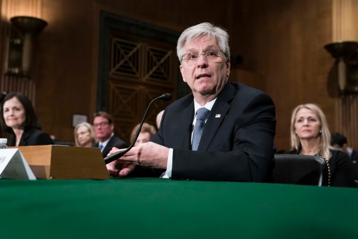 Christopher Waller testifica ante el Comité Senatorial de Banca, Vivienda y Asuntos Urbanos durante una audiencia sobre su nominación como miembro designado de la Junta de Gobernadores de la Reserva Federal en Washington el 13 de febrero de 2020. (Sarah Silbiger/Getty Images).