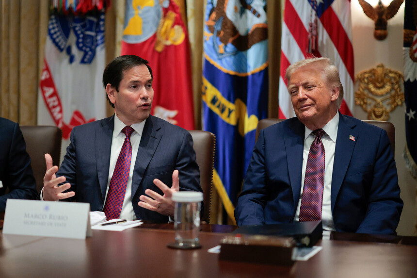 El secretario de Estado de EE. UU., Marco Rubio, habla junto al presidente Donald Trump durante una reunión del gabinete en la Sala del Gabinete de la Casa Blanca el 26 de agosto de 2025 en Washington, D. C. (Chip Somodevilla/Getty Images)