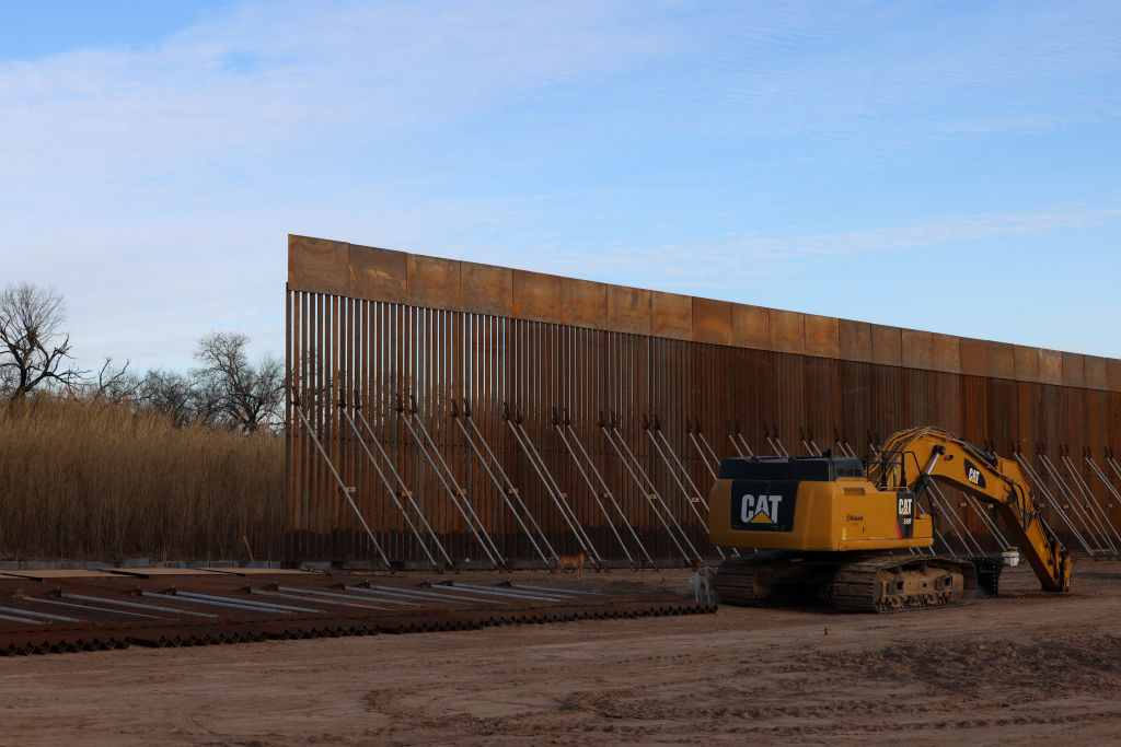 El muro fronterizo entre Estados Unidos y México en construcción al atardecer en Quemado, Texas, el 23 de enero de 2025. (Foto de CHARLY TRIBALLEAU/AFP vía Getty Images)