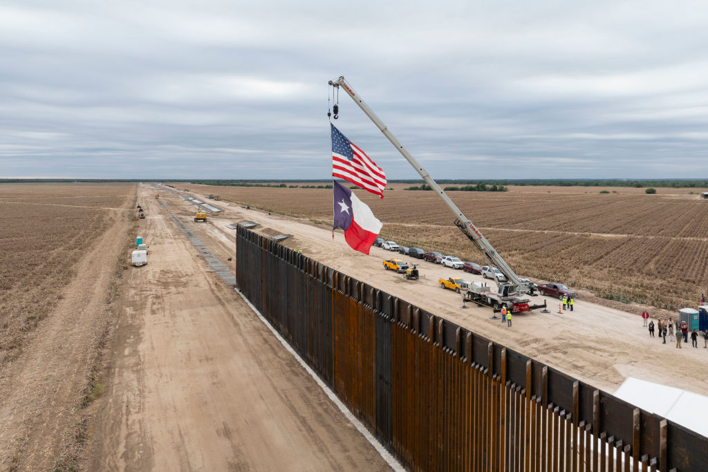 Vista aérea del sitio donde se construye el muro fronterizo, patrocinado por el estado en La Casita-Garciasville, Texas. El rancho de 1,402 acres donde se está construyendo el muro fronterizo fue ofrecido a la administración Trump para construir instalaciones que coordinen deportaciones masivas. (Foto de Michael Gonzalez/Getty Images)