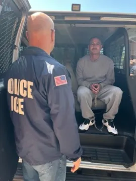 Agente del ICE con detenido. (Créditos: <a href="https://www.dhs.gov/news/2025/08/26/secretary-noem-announces-dhs-arrest-5000th-illegal-alien-los-angeles-operations" target="_blank" rel="noopener">DHS</a>)