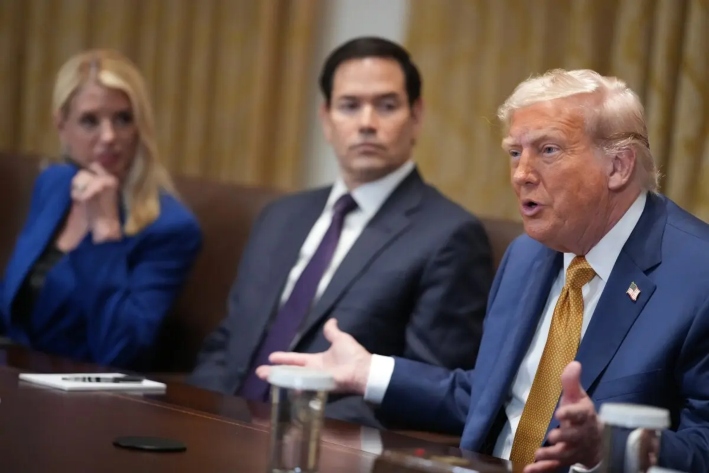 El presidente Donald Trump (derecha) habla junto al secretario de Estado Marco Rubio (centro) y la fiscal general Pam Bondi (izquierda), en Washington, el 8 de julio de 2025. (Andrew Harnik/Getty Images)