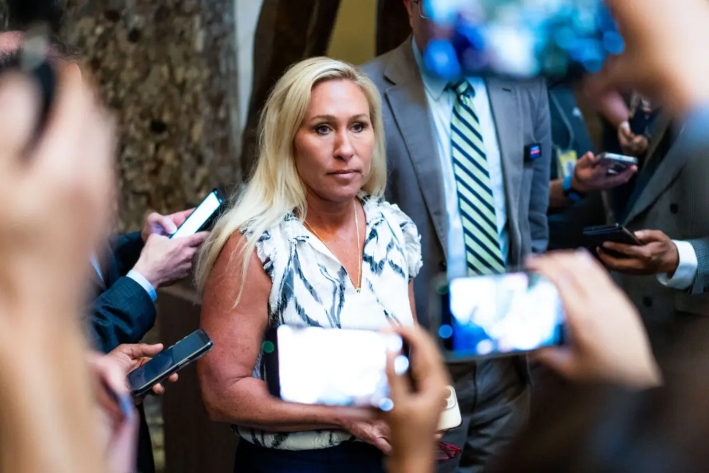 La representante Marjorie Taylor Greene (R-Ga.) habla con los periodistas en Washington, el 6 de mayo de 2024. (Madalina Vasiliu/The Epoch Times)