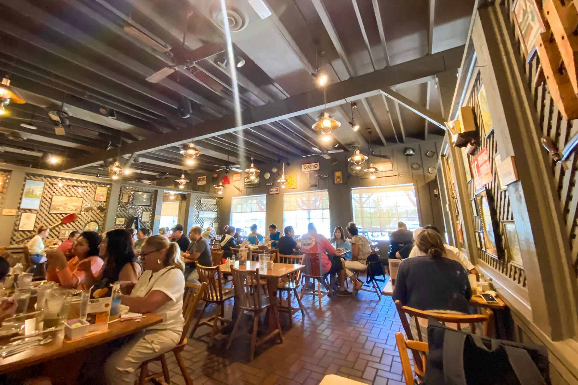 Los clientes disfrutan de la comida en el Cracker Barrel Old Country Store de Mount Arlington, Nueva Jersey, el 22 de agosto de 2025. Cracker Barrel ocupa un lugar especial en el corazón de muchos estadounidenses, ya que ofrece cocina rural en un ambiente folclórico con mecedoras y actuaciones ocasionales de música country. (Gregory Walton/AFP a través de Getty Images)