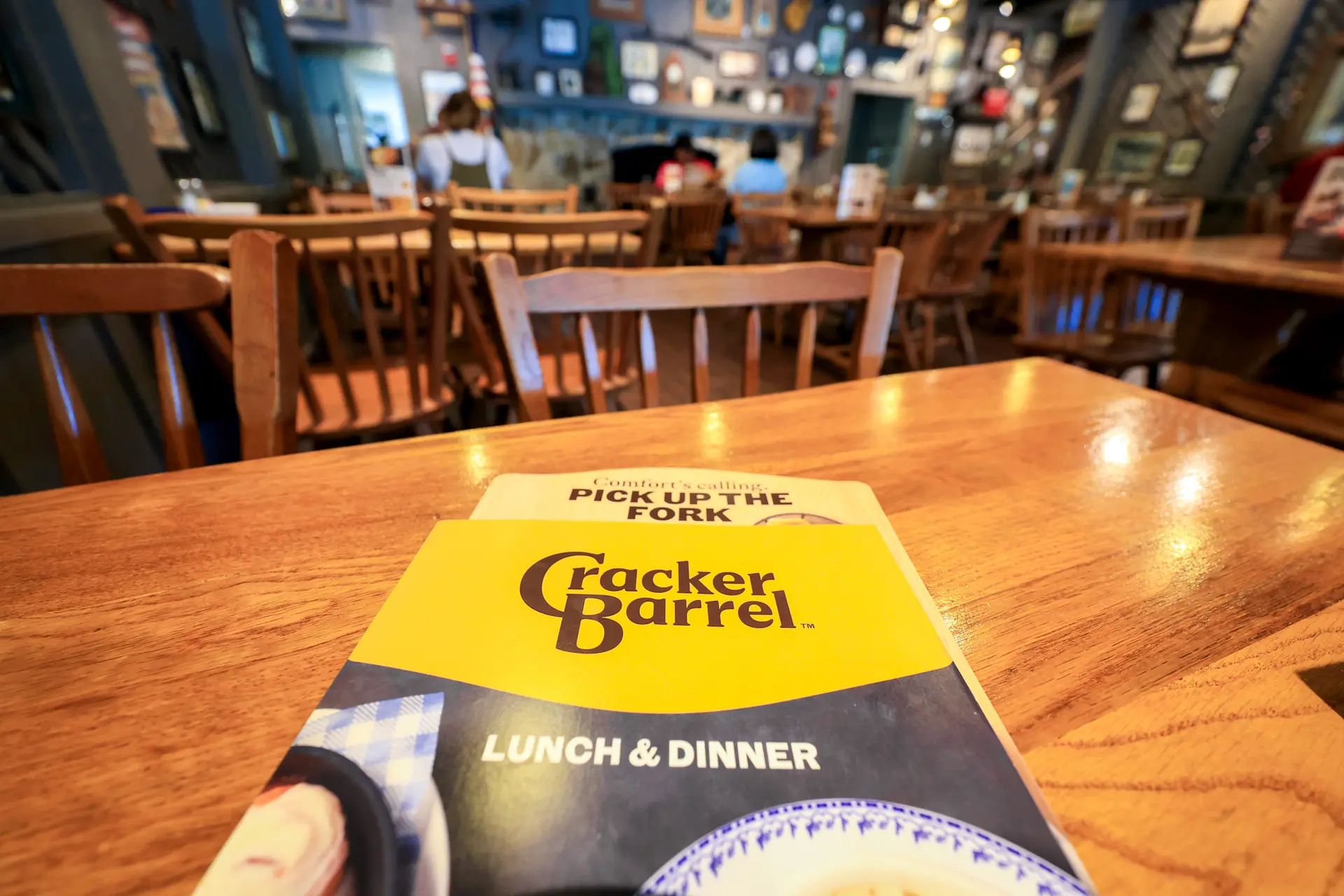 El nuevo logotipo de Cracker Barrel aparece impreso en un menú dentro de uno de sus restaurantes en Homestead, Florida, el 21 de agosto de 2025. (Joe Raedle/Getty Images)