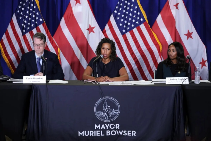 La alcaldesa de Washington, Muriel Bowser (centro), habla mientras el administrador municipal Kevin Donahue (izq.) y la teniente de alcalde de Seguridad Pública y Justicia, Lindsey Appiah (der.), escuchan durante una rueda de prensa, en Washington, el 27 de agosto de 2025. (Alex Wong/Getty Images)