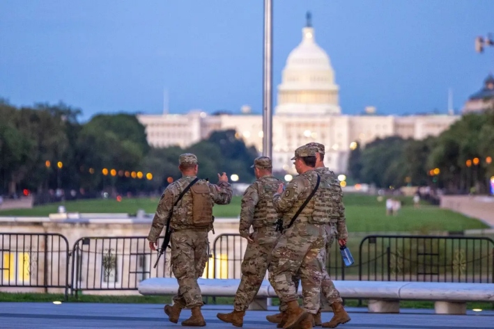 Miembros de la Guardia Nacional patrullan Washington, el 25 de agosto de 2025. (Tasos Katopodis/Getty Images)