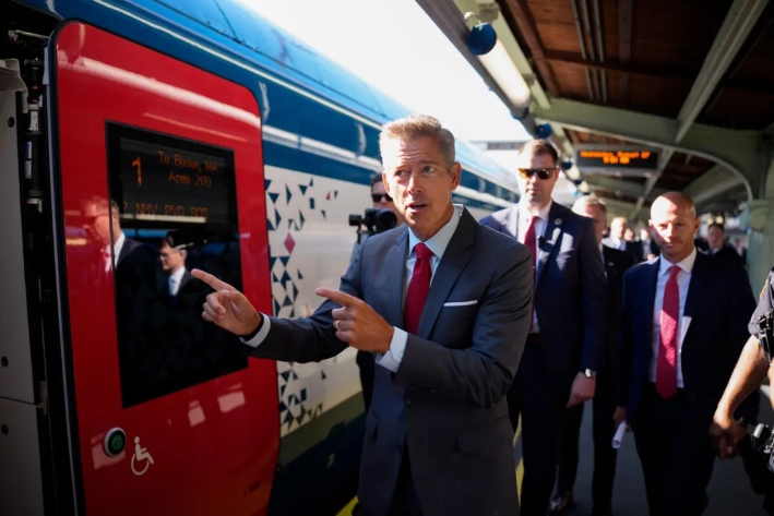 El secretario de Transporte, Sean Duffy (centro), sube a un tren NextGen Amtrak Acela en Washington, el 27 de agosto de 2025. (Andrew Harnik/Getty Images)