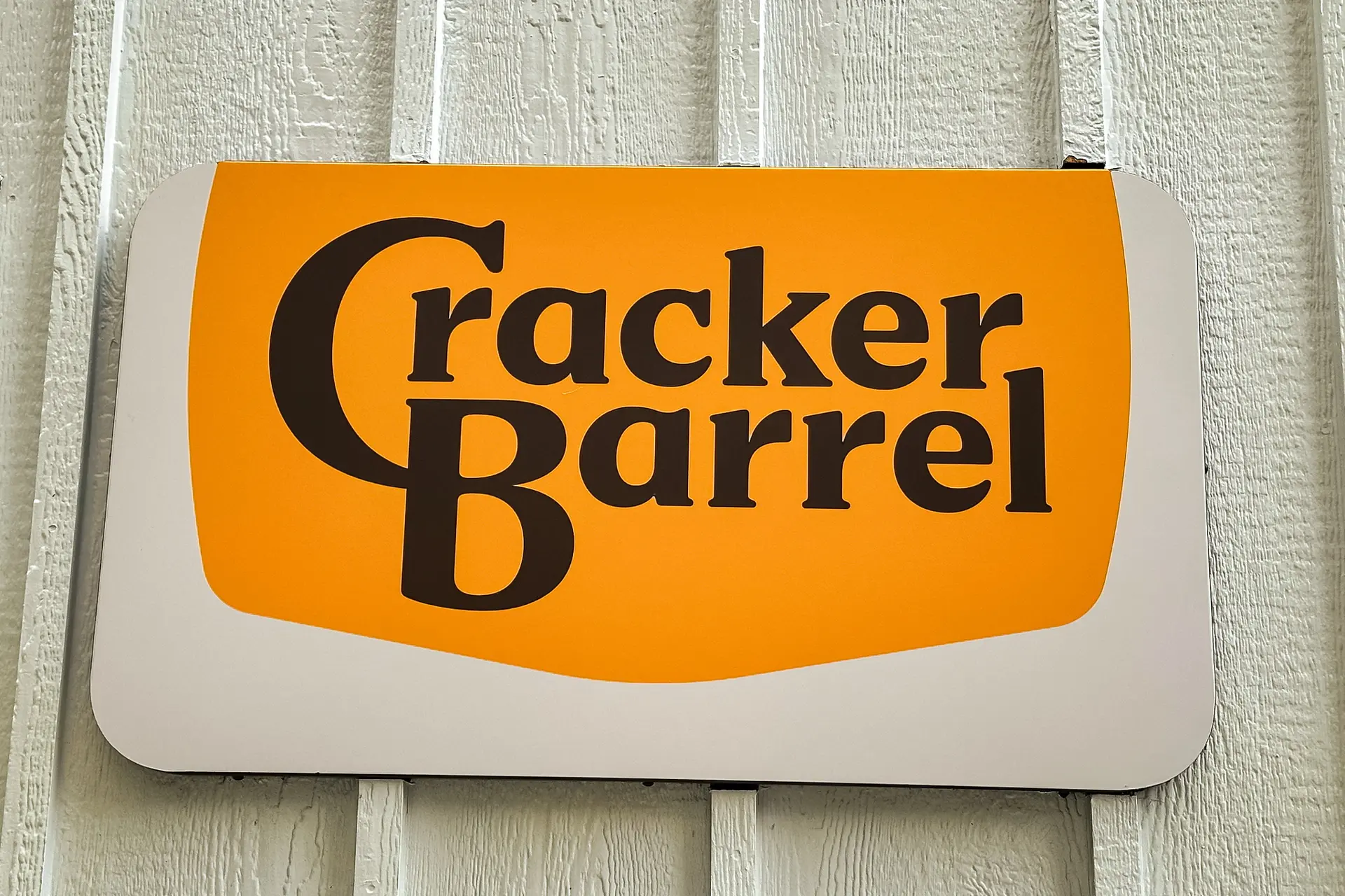 El nuevo logotipo de Cracker Barrel (abajo) eliminó el personaje del tío Herschel que aparecía en el antiguo logotipo (arriba). (Rogelio V. Solís, archivo/AP Photo)