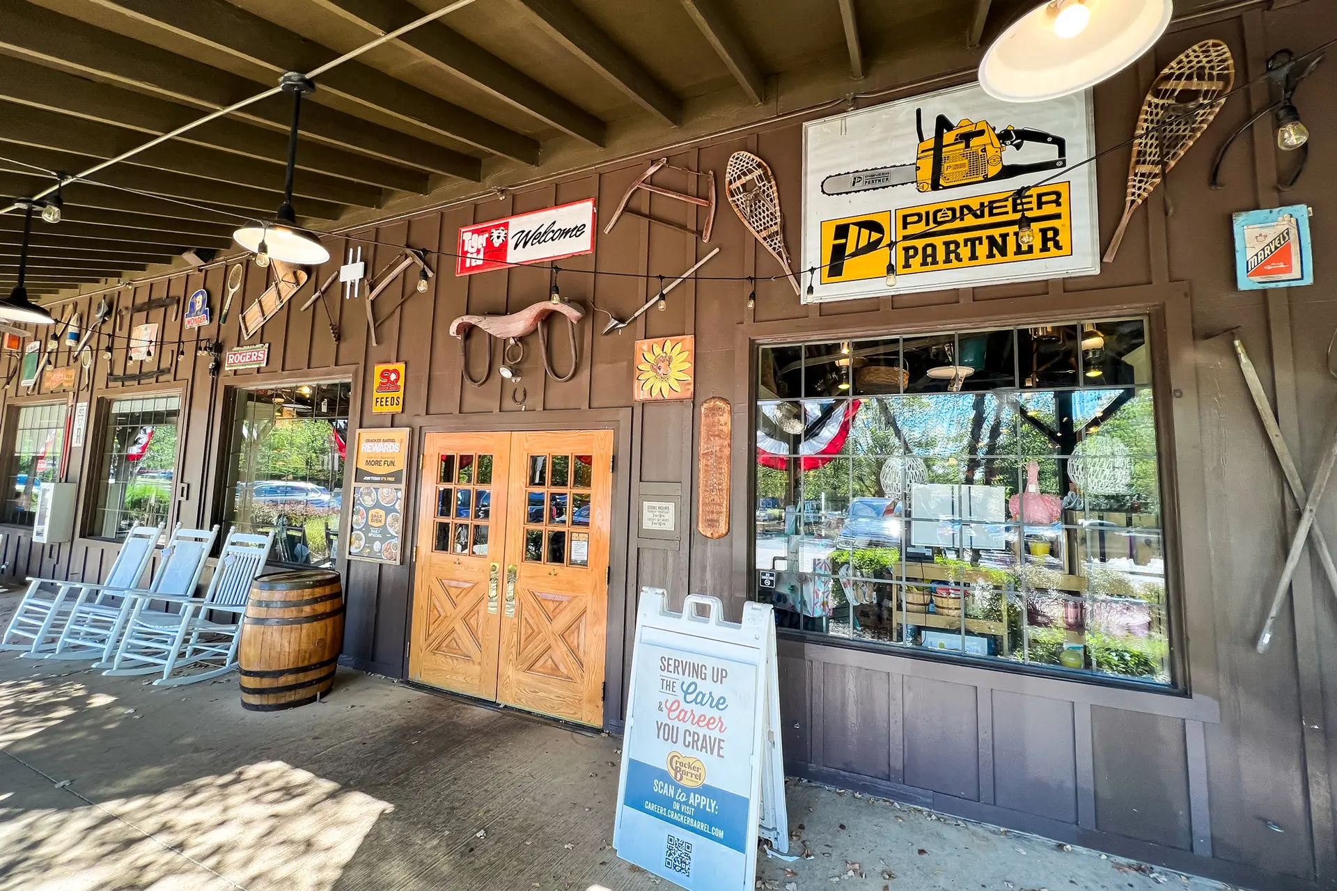 La entrada de Cracker Barrel Old Country Store en Mount Arlington, Nueva Jersey, el 22 de agosto de 2025. (Gregory Walton/AFP a través de Getty Images)