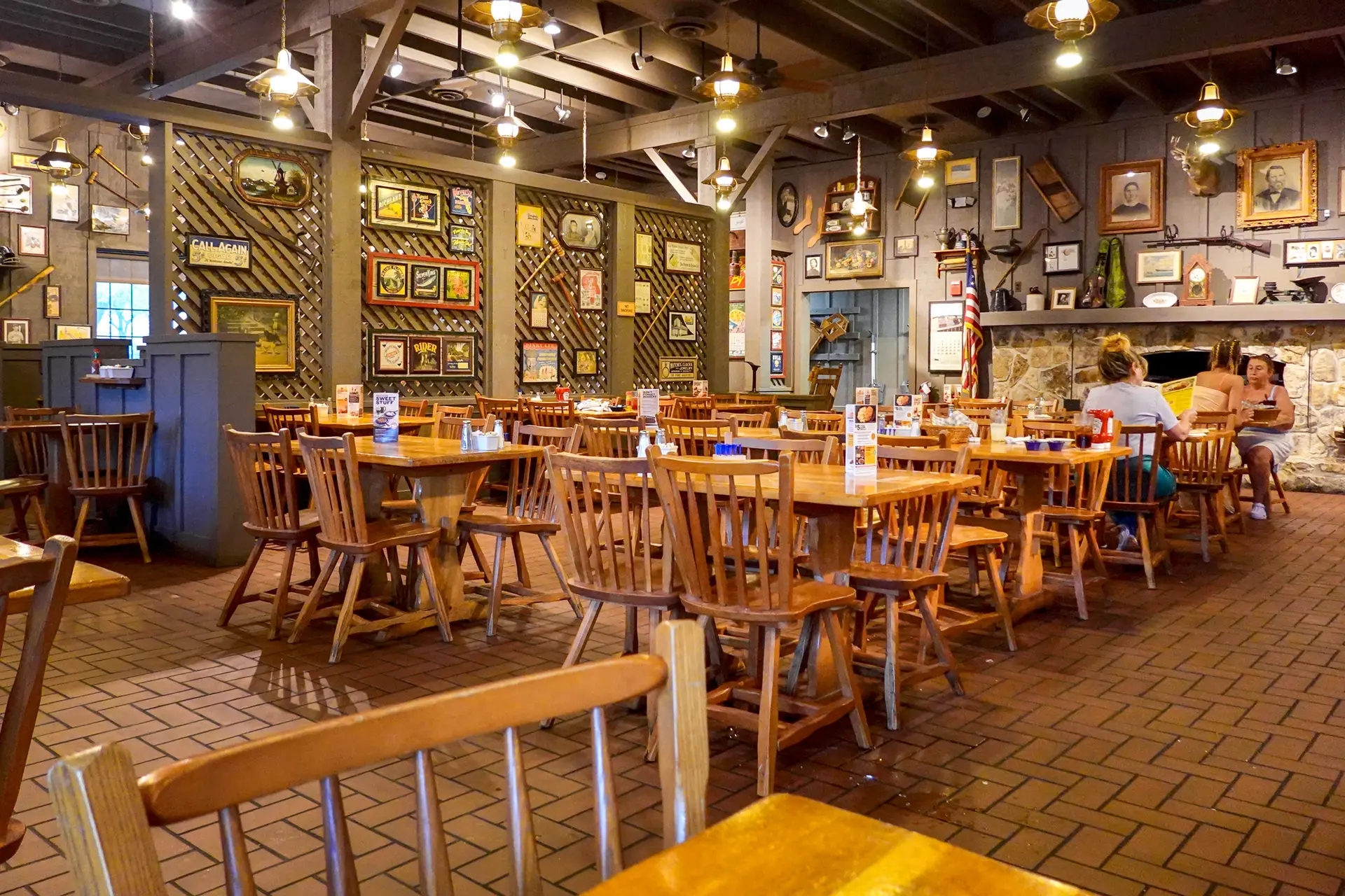 Algunos clientes disfrutan de la comida en un restaurante Cracker Barrel en Florida City, Florida, el 27 de agosto de 2025. Al igual que otros restaurantes, Cracker Barrel está experimentando una disminución del número de clientes. (Joe Raedle/Getty Images)