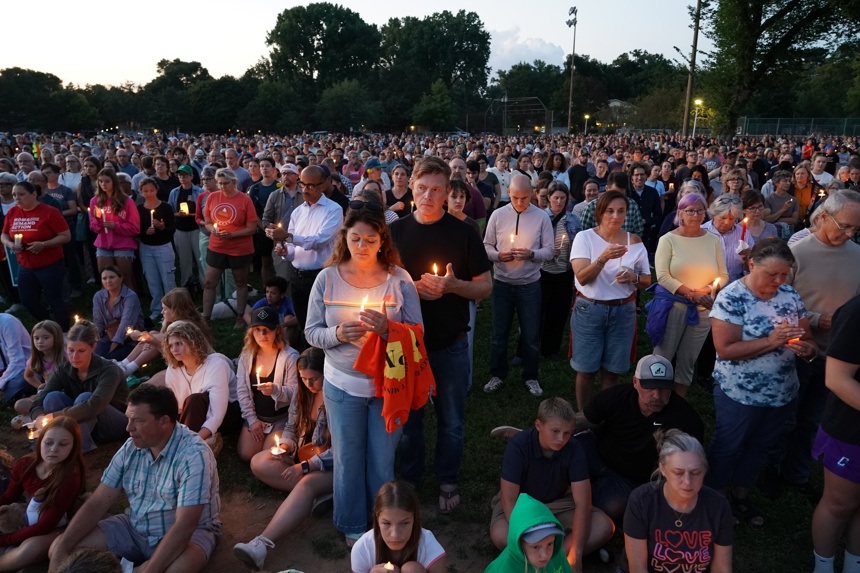 Cientos de personas fueron captadas este miércoles, 27 de agosto, durante un vigilia en honor a los dos menores asesinados y a los 17 más heridos en un tiroteo esta mañana, en Minneapolis (EFE/Craig Lassig)