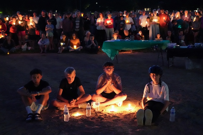 Un grupo de niños (en primer plano) y cientos de acompañantes fueron captados este miércoles, 27 de agosto, durante un vigilia en honor a los dos menores asesinados y a los 17 más heridos en un tiroteo esta mañana, en Minneapolis (EFE/Craig Lassig)