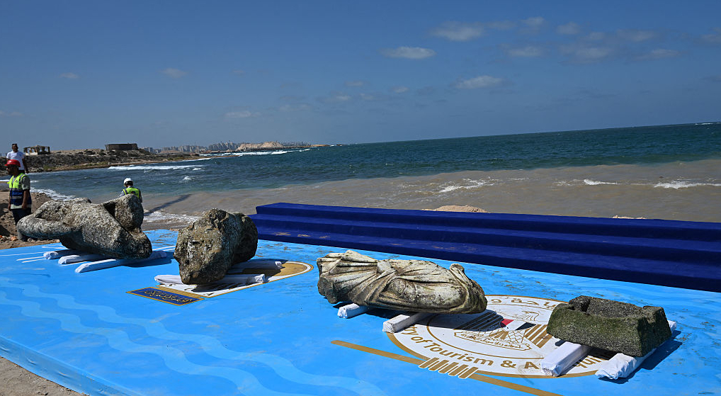 <em>Los artefactos recuperados se exhiben en la bahía de Abu Qir, en Alejandría, el 21 de agosto de 2025, como parte de un evento organizado por el Ministerio de Turismo y Antigüedades para recuperar antigüedades sumergidas. (KHALED DESOUKI/AFP a través de Getty Images)</em>