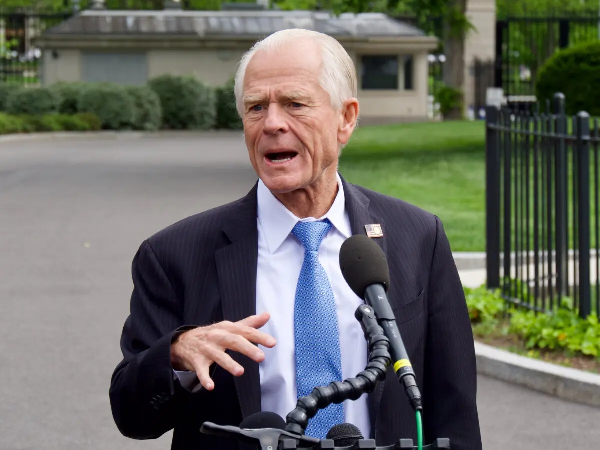 Peter Navarro, asesor principal del presidente, habla con los periodistas en la Casa Blanca en Washington el 30 de abril de 2025. (Travis Gillmore/The Epoch Times)