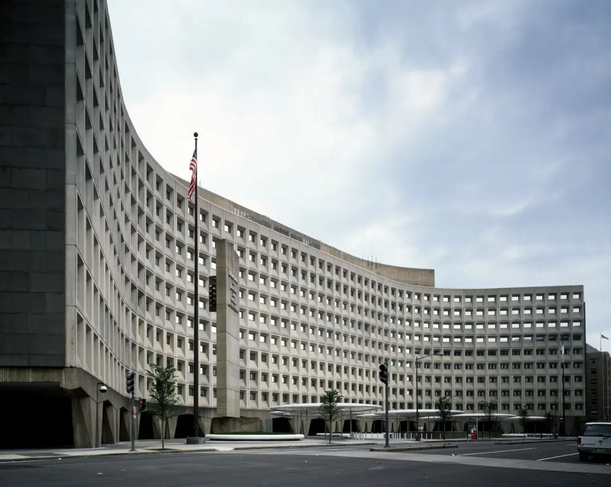 Construido en 1968, el Edificio Federal Robert C. Weaver, de estilo brutalista, es la sede del Departamento de Vivienda y Desarrollo Urbano. El exsecretario del HUD, Jack Kemp (republicano), describió el edificio como "10 plantas de sótano". (Biblioteca del Congreso)
