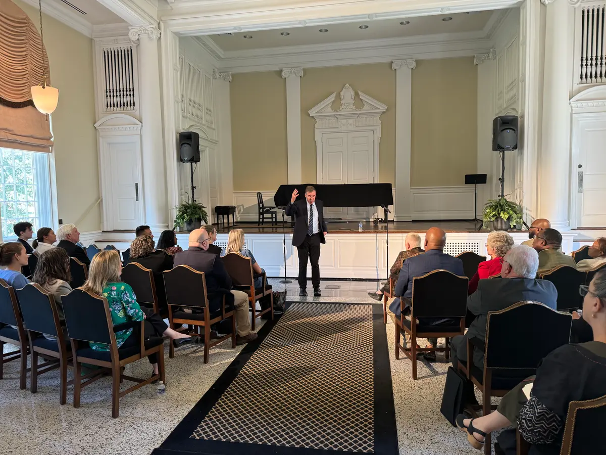 El senador estadounidense Mark Warner (D-Va.) habla con líderes educativos en Randolph College en Lynchburg, Virginia, el 27 de agosto de 2025. (Arjun Singh/The Epoch Times)