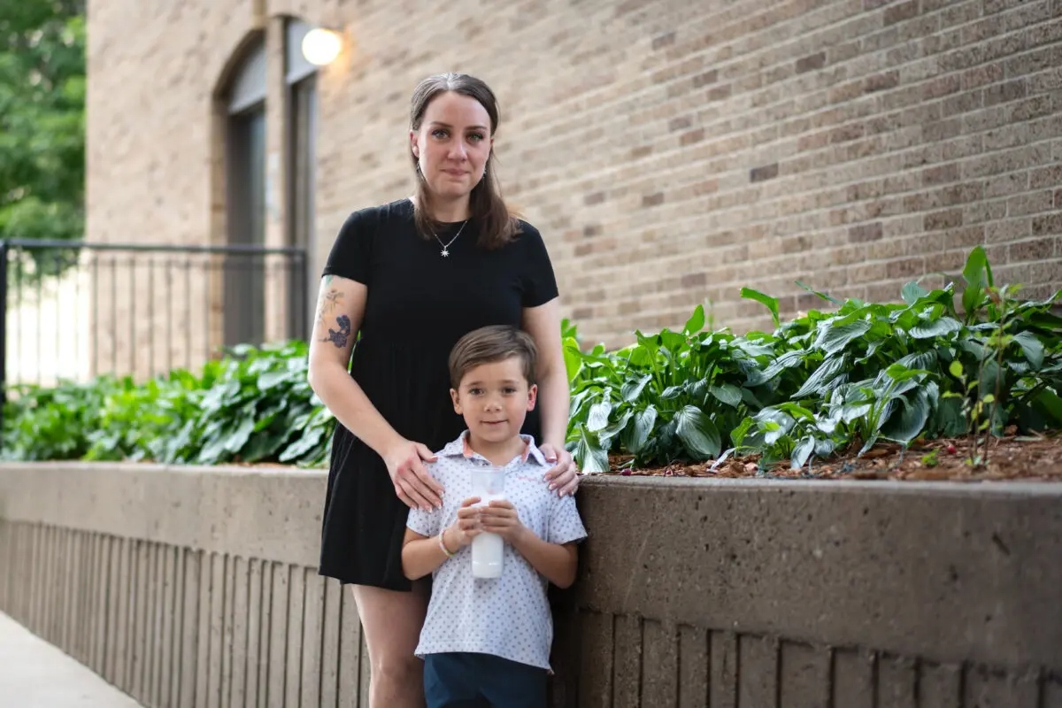 Tras el tiroteo en la escuela católica Annunciation Catholic Community School de Minneapolis, Mary Perez y su hijo Félix asisten a un servicio religioso interconfesional en la Basílica de Santa María de Minneapolis el 28 de agosto de 2025. (Madalina Kilroy/The Epoch Times)