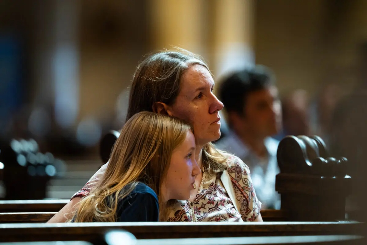 La gente reza en la catedral de San Pablo, tras el tiroteo en la escuela católica Annunciation, en San Pablo, Minnesota, el 28 de agosto de 2025. (Madalina Kilroy/The Epoch Times)