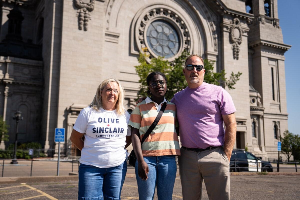 Lanae Pearson (izquierda) y Mark Pearson (derecha), con su hija adoptiva de Ghana, Josephine Pearson (centro), visitan la catedral de Saint Paul, en Saint Paul, Minnesota, el 28 de agosto de 2025.(Madalina Kilroy/The Epoch Times)