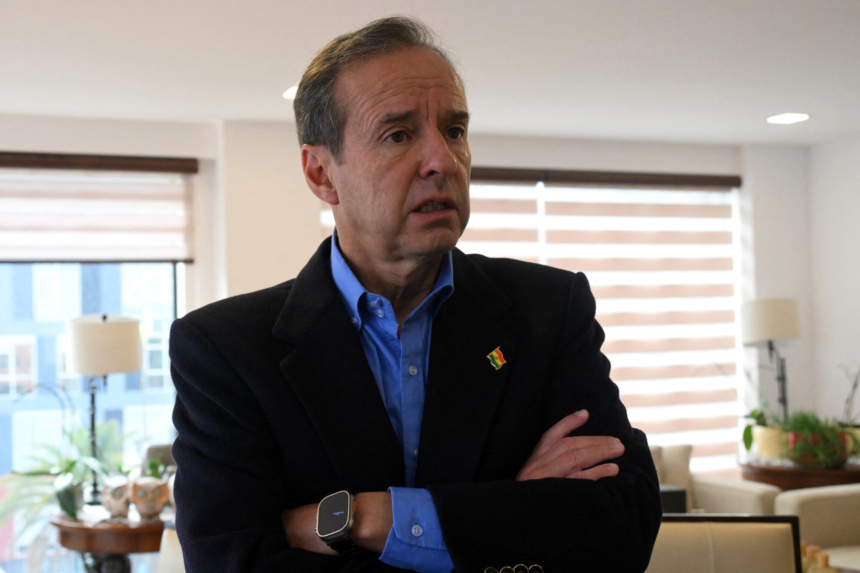 El expresidente de Bolivia (2001-2002) y candidato presidencial Jorge "Tuto" Quiroga habla durante una entrevista con AFP el 25 de agosto de 2025, en La Paz, Bolivia. (AIZAR RALDES/AFP via Getty Images)