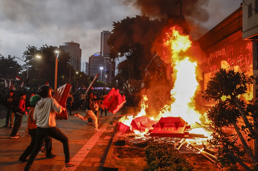 Un grupo de manifestante fue captado este viernes, 29 de agosto, al quemar barreras viales, durante una protesta frente a la sede de la policía de Yakarta, en la capital de Indonesia. (EFE/Mast Irham)