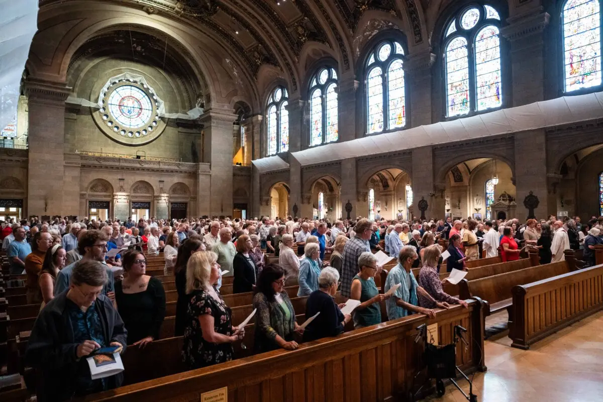Tras el tiroteo mortal en la iglesia católica Annunciation, la gente asiste a un servicio de oración interreligioso en la basílica de Santa María en Minneapolis el 28 de agosto de 2025. (Madalina Kilroy/The Epoch Times)