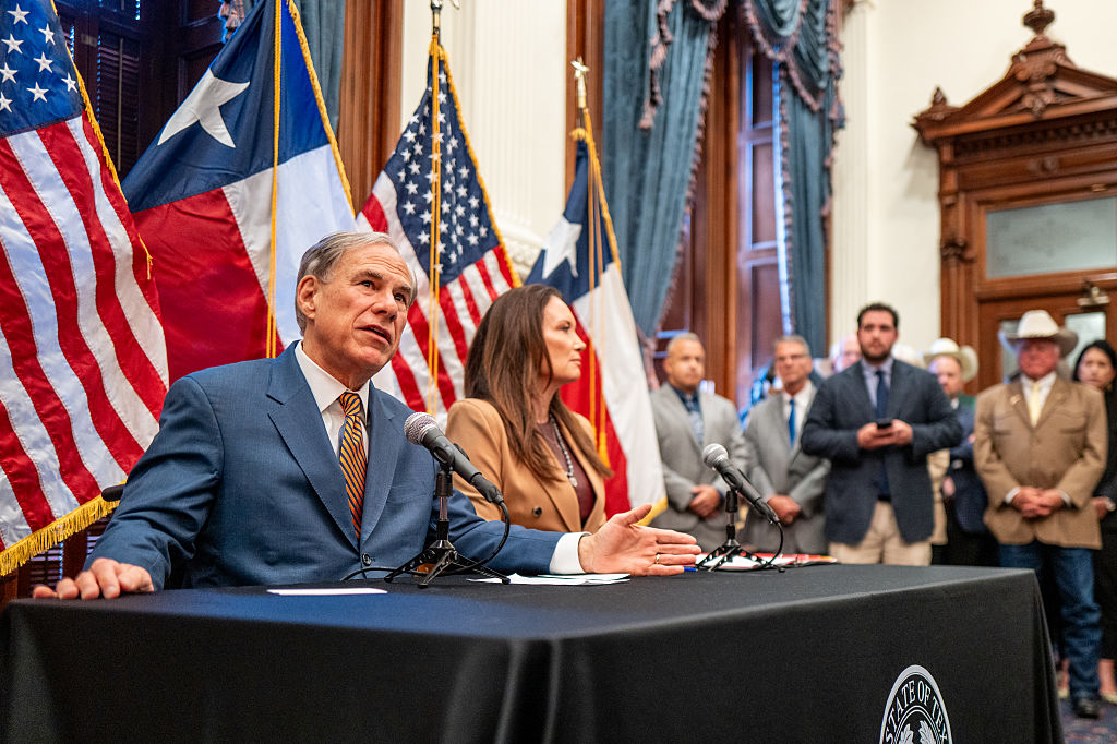 El gobernador de Texas, Greg Abbott, habla junto con la secretaria de Agricultura de EE. UU., Brooke Rollins, durante una conferencia de prensa en el Capitolio Estatal el 15 de agosto de 2025 en Austin, Texas. (Foto de Brandon Bell/Getty Images)