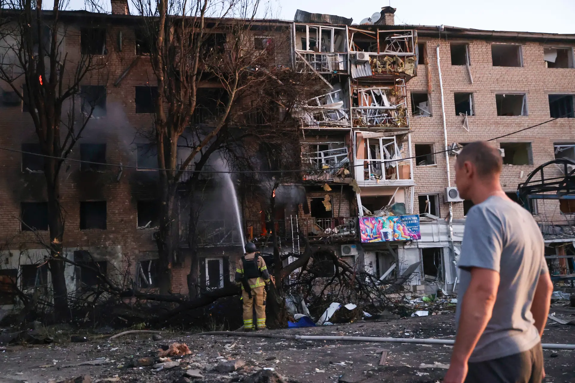 Un residente observa su casa destruida tras un ataque aéreo ruso en Zaporiyia, Ucrania, el 30 de agosto de 2025. (Kateryna Klochko/Foto de AP)