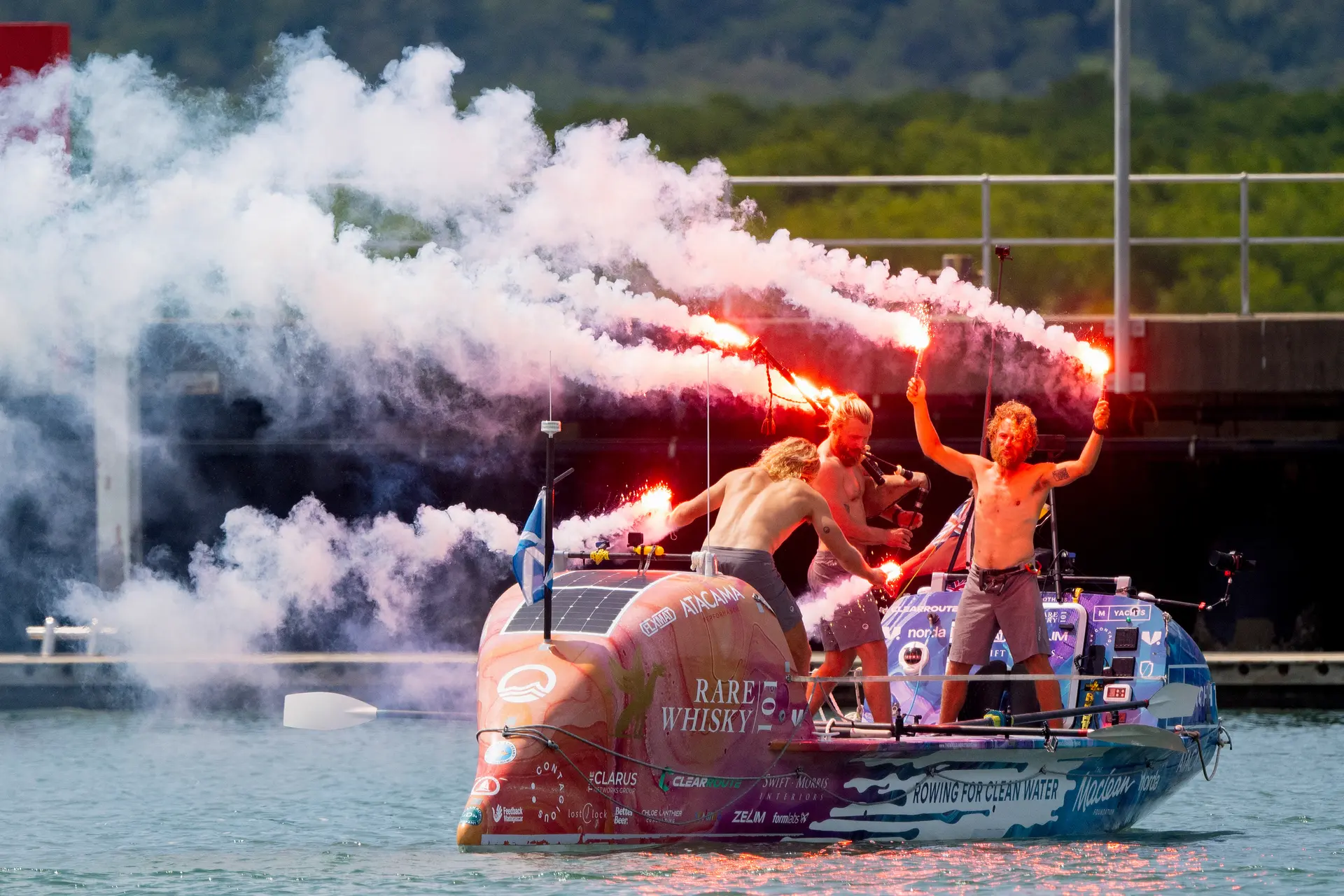 Tres hermanos escoceses (de izq. a der.), Lachlan, Jamie y Ewan MacLean, celebran su llegada en barco a Cairns, en el norte de Queensland, Australia, el 30 de agosto de 2025. Los hermanos desembarcaron en Australia el 30 de agosto tras establecer un nuevo récord remando sin parar y sin apoyo a través del océano Pacífico, encantados de volver a tierra firme. (Brian Cassey/AFP vía Getty Images)
