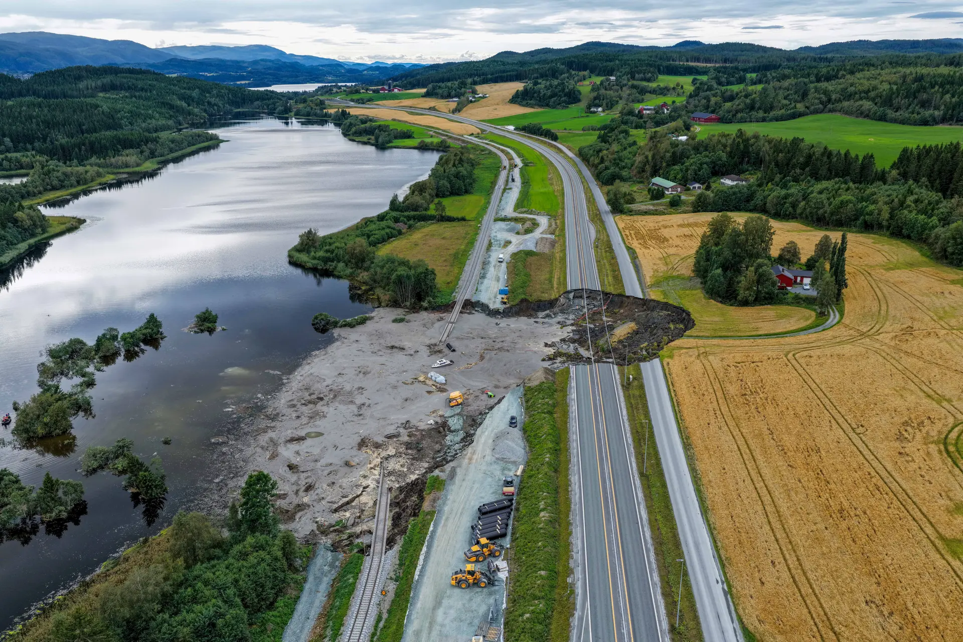 Una autopista dañada por un deslizamiento de tierra en Nesvatnet, cerca de Levanger, Noruega, el 30 de agosto de 2025. (Ole Martin Wold/NTB/AFP vía Getty Images)