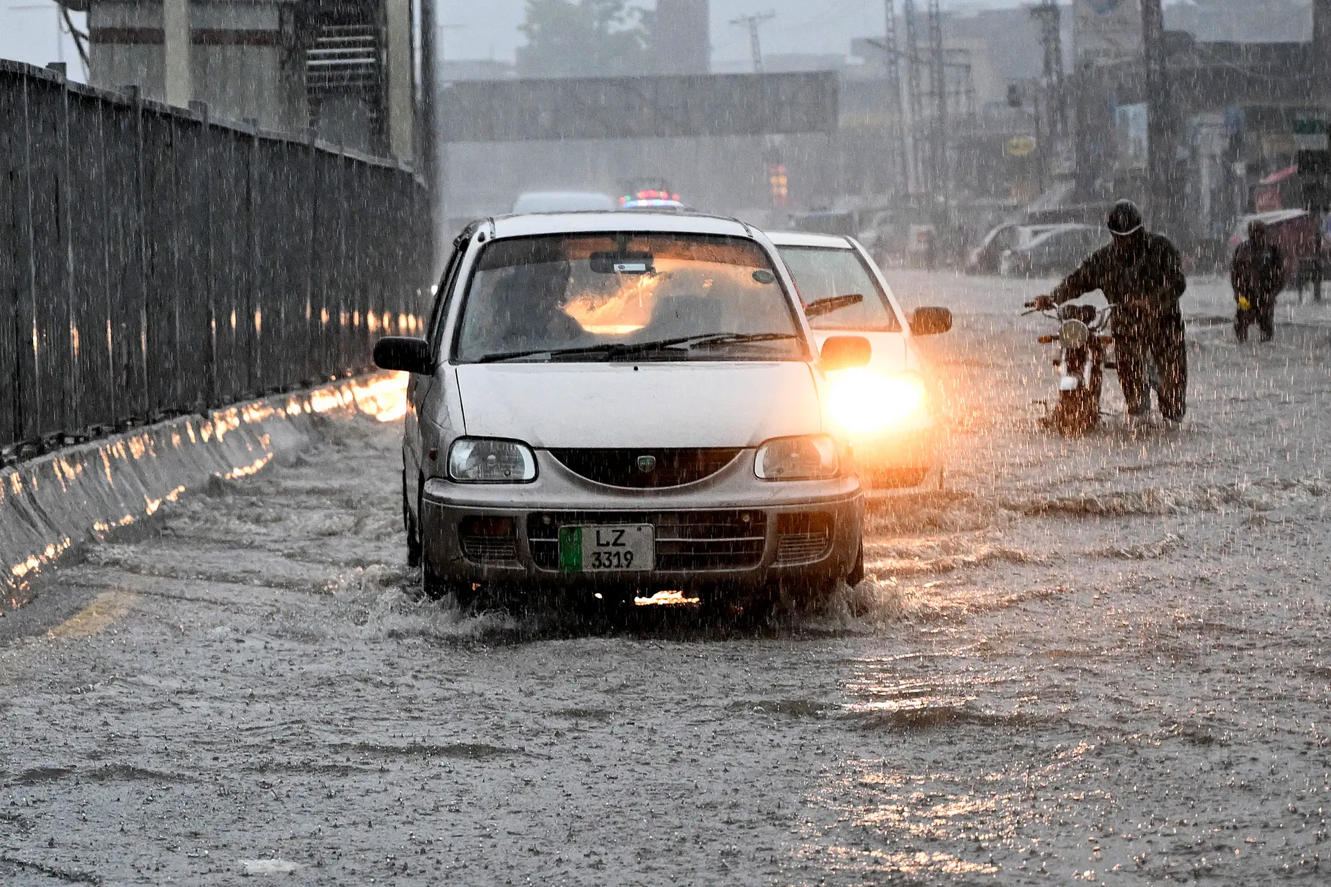 Los pasajeros conducen por una carretera inundada en medio de fuertes lluvias en Lahore, Pakistán, el 30 de agosto de 2025. Las lluvias monzónicas de esta semana provocaron el desbordamiento de tres ríos transfronterizos que atraviesan la provincia oriental de Pakistán, el corazón agrícola del país y hogar de casi la mitad de sus 255 millones de habitantes. (Aamir Qureshi/AFP vía Getty Images)