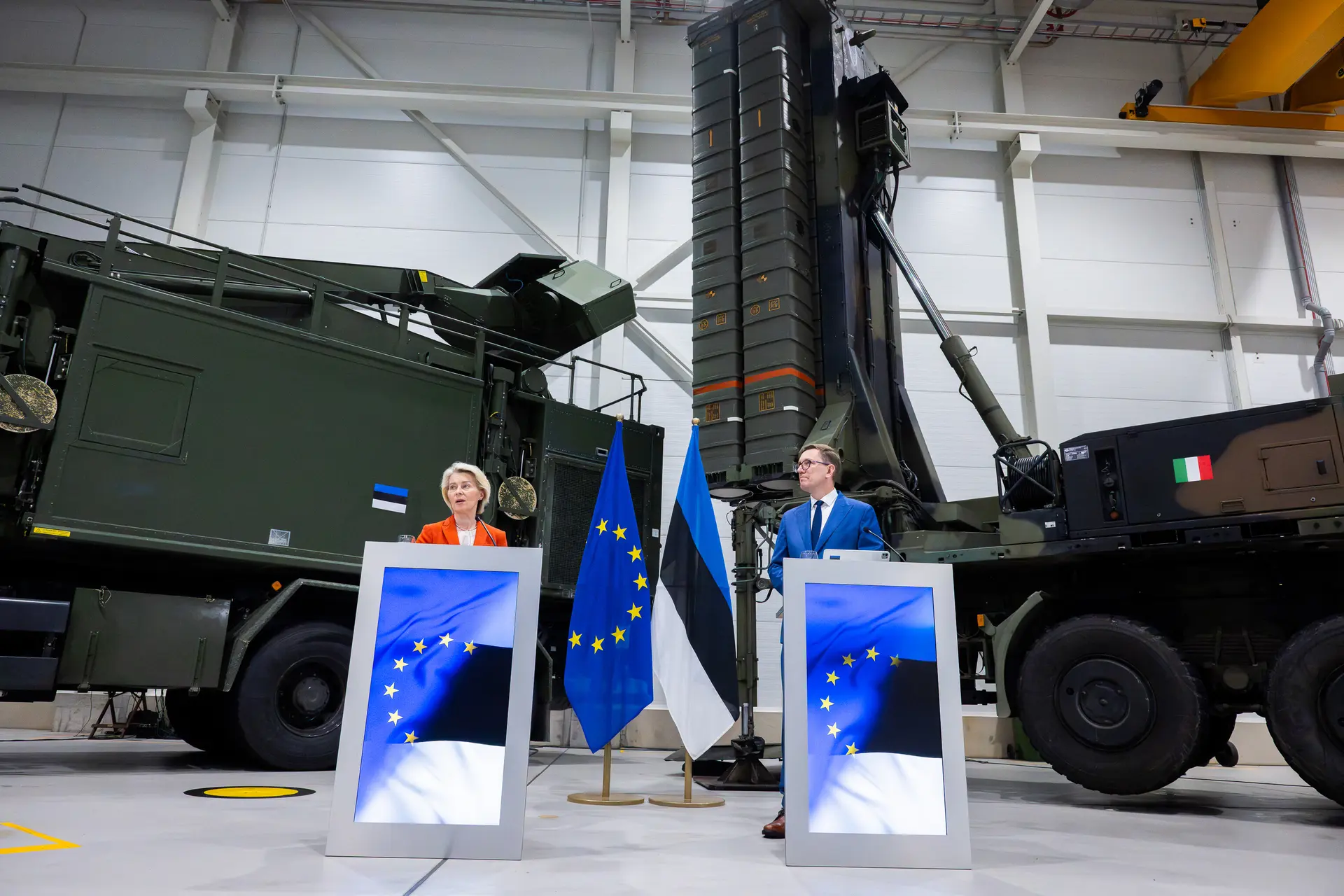 Ursula von der Leyen, presidenta de la Comisión Europea, y el primer ministro estonio, Kristen Michal, hablan con periodistas en la base militar de Amari, cerca de Tallin, Estonia, el 30 de agosto de 2025. (Raigo Pajula/AFP vía Getty Images)