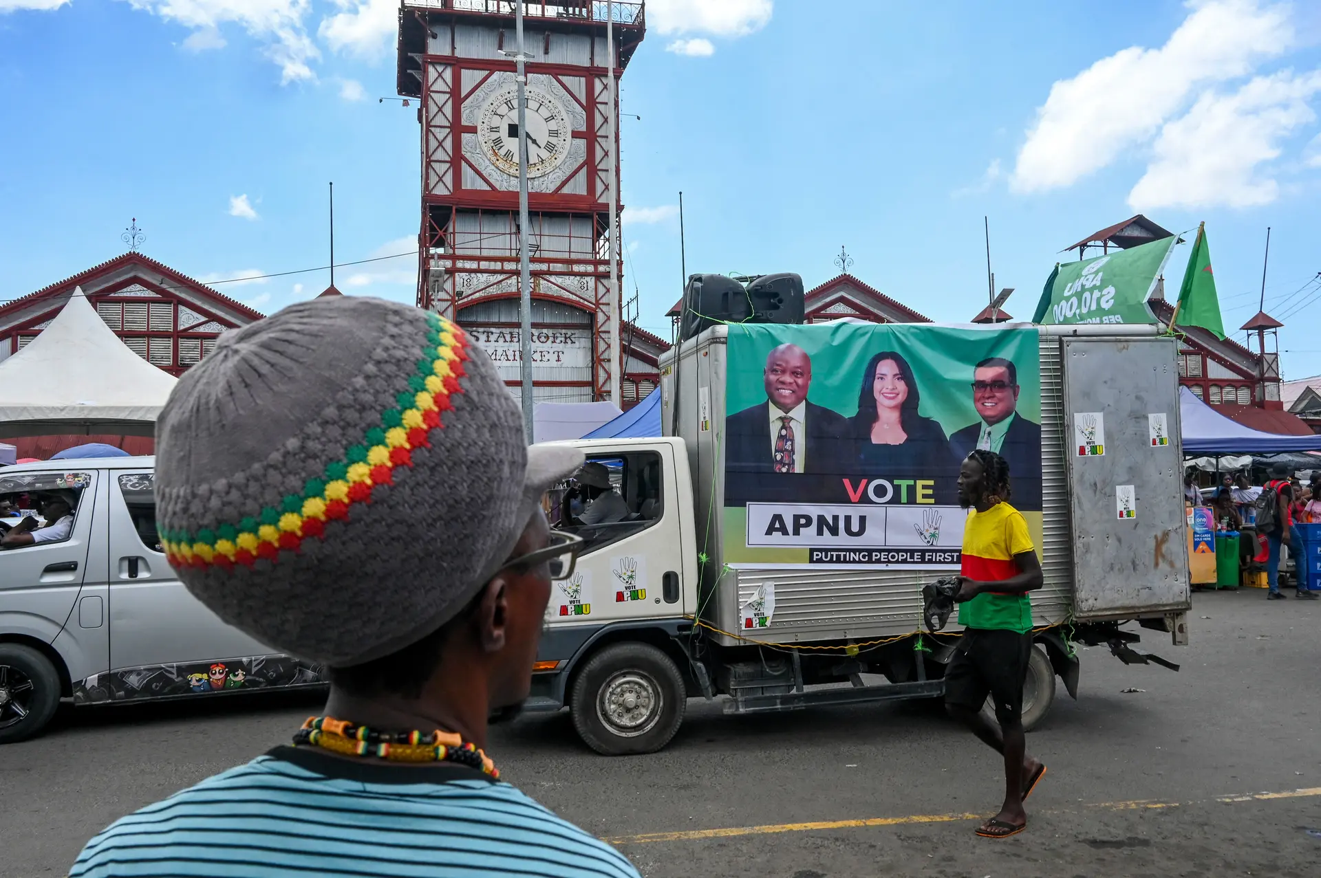Partidarios del líder opositor y candidato presidencial Aubrey Norton, del partido APNU, se manifiestan en el mercado de Stabroek en Georgetown, Guyana, el 30 de agosto de 2025. Guyana celebrará elecciones presidenciales el 1 de septiembre. (Joaquín Sarmiento/AFP vía Getty Images)