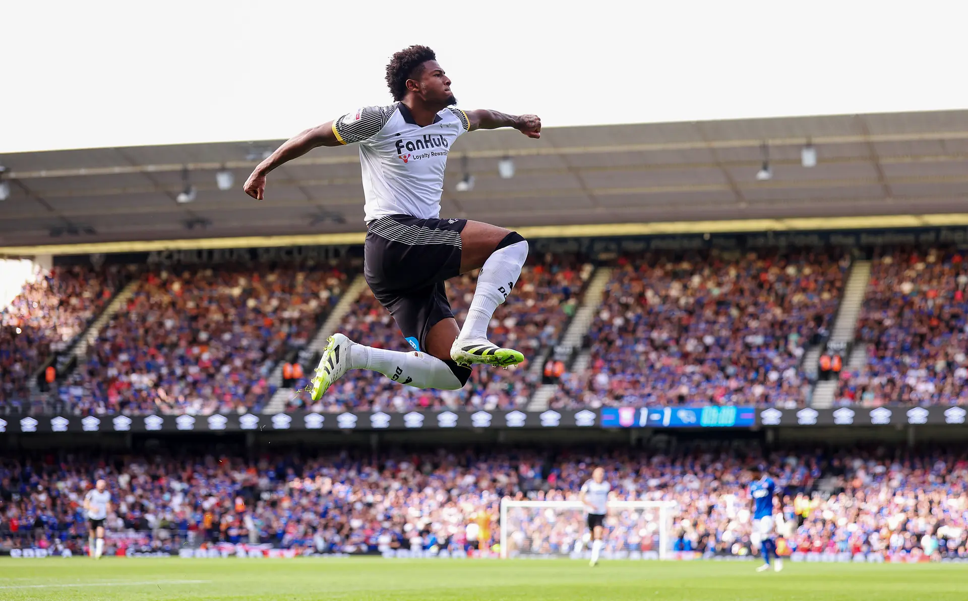 Rhian Brewster del Derby County celebra tras anotar el segundo gol de su equipo durante el partido de la Sky Bet Championship entre el Ipswich Town y el Derby County en Portman Road en Ipswich, Inglaterra, el 30 de agosto de 2025. (Harry Murphy/Getty Images)