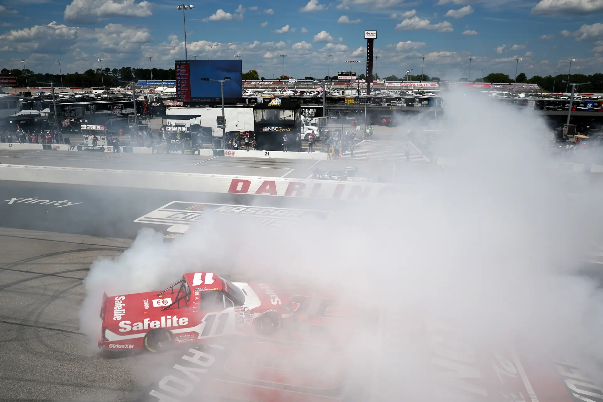 Corey Heim, piloto del Toyota n.° 11 de Safelite, celebra con un quemado de neumáticos tras ganar la carrera Sober or Slammer 200 de la NASCAR Craftsman Truck Series en el Darlington Raceway de Darlington, Carolina del Sur, el 30 de agosto de 2025. (Jared C. Tilton/Getty Images)