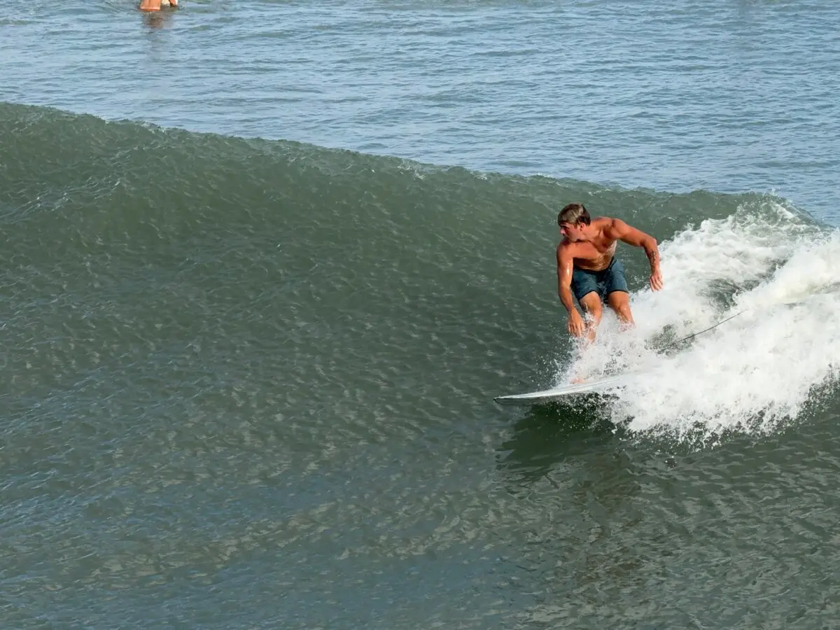 <em>Owen Mohr surfea en Emerald Isle, Carolina del Norte, el 21 de agosto de 2025. T.J. Muscaro/The Epoch Times</em>