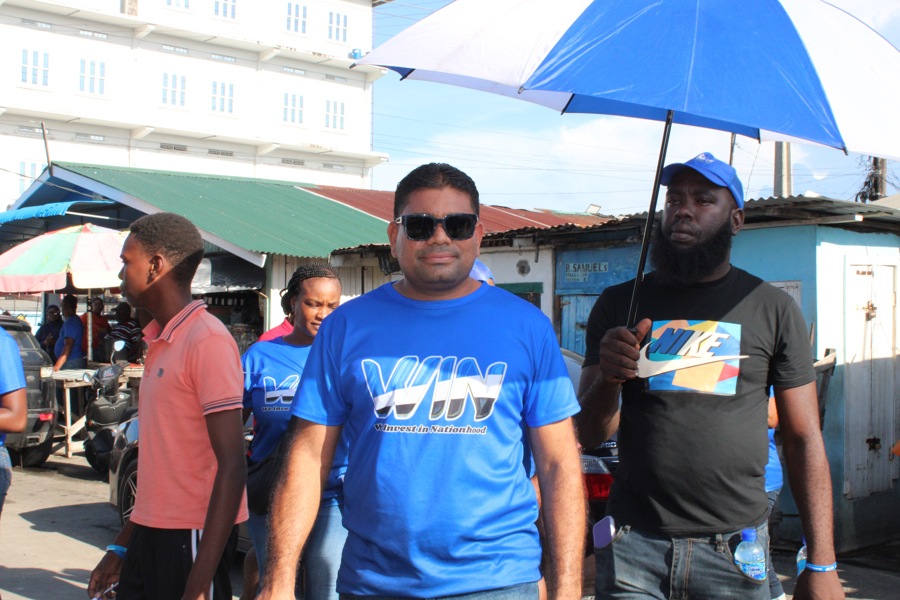 Fotografía del 21 de agosto de 2025 del candidato presidencial por el partido Invertimos en la Nación (WIN), Azurddin Mohamed, durante un recorrido en Georgetown (Guyana). La disputa con Venezuela por la región del Esequibo marca la campaña electoral en Guyana, donde el partido gobernante cuestiona los vínculos con Caracas del empresario sancionado Azruddin Mohamed, rival del presidente Irfaan Ali en las elecciones del próximo 1 de septiembre. (EFE/ Nazima Raghubir)