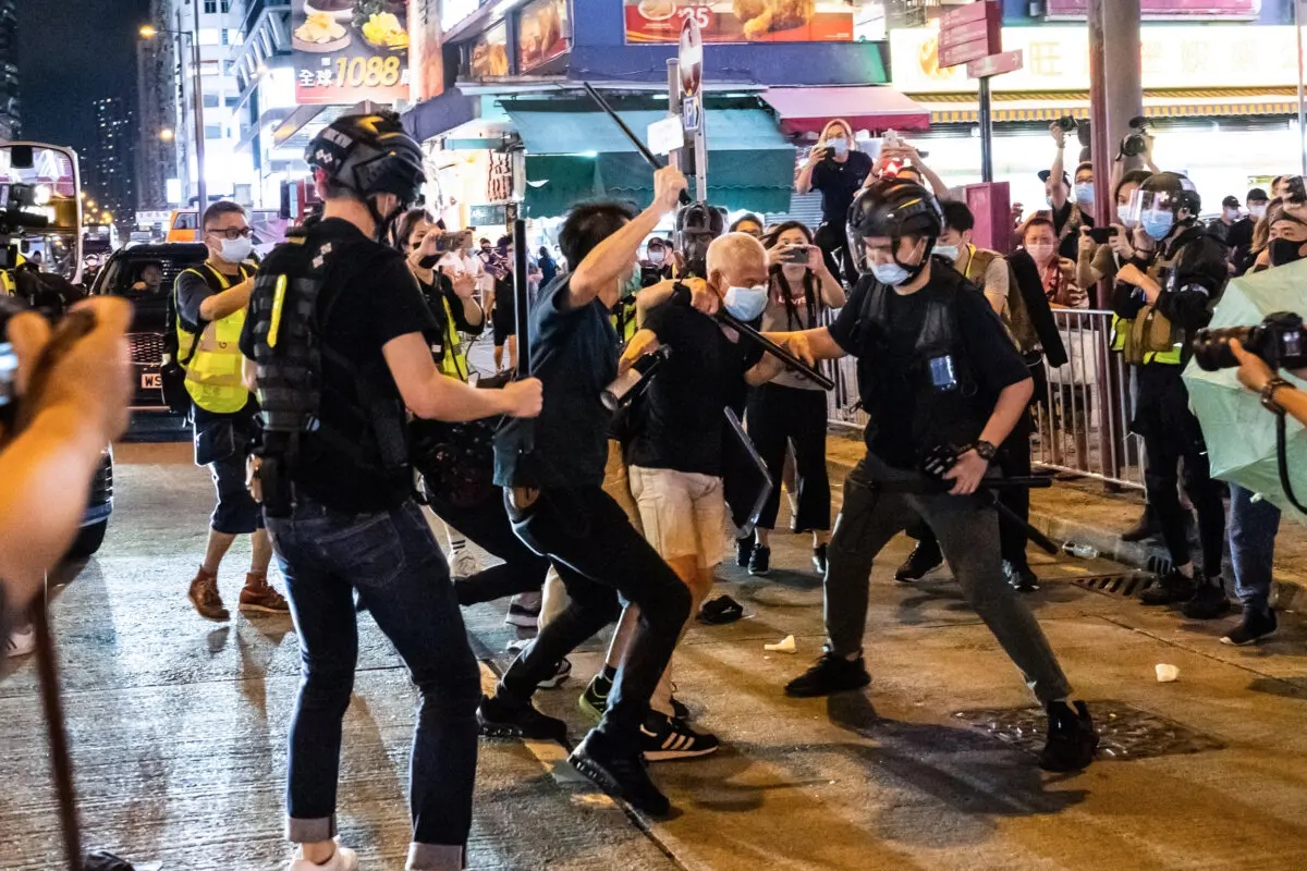 Policías encubiertos detienen a participantes durante una vigilia conmemorativa en Hong Kong, el 4 de junio de 2020. Miles de personas se reunieron para la vigilia conmemorativa anual en Victoria Park para recordar la masacre de la plaza de Tiananmen de 1989, a pesar de la prohibición policial alegando restricciones de distanciamiento social por el coronavirus. (Billy H.C. Kwok/Getty Images)