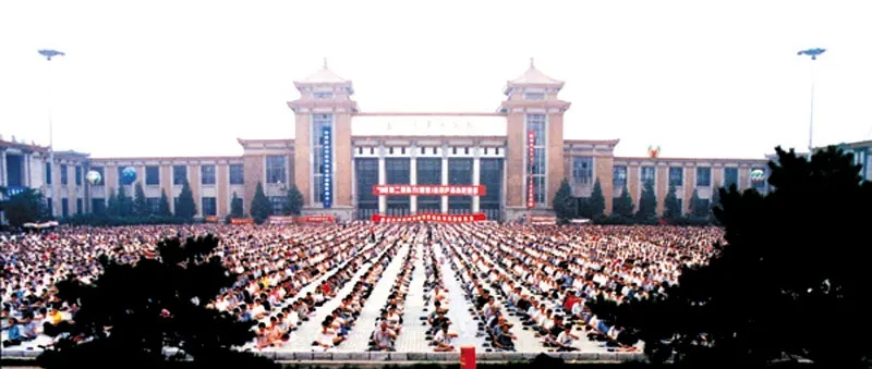 Un numeroso grupo de practicantes de Falun Gong practican los ejercicios de su disciplina en la ciudad de Shenyang, China, antes de que comenzara la persecución de la práctica. (Minghui.org)