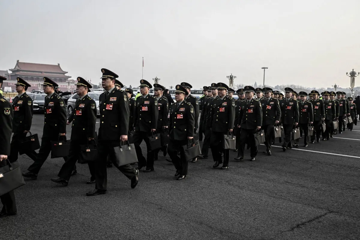 Delegados militares llegan a la sesión inaugural de la Asamblea Popular Nacional (APN) en el Gran Salón del Pueblo en Beijing el 5 de marzo de 2025. (Wang Zhao/AFP a través de Getty Images)