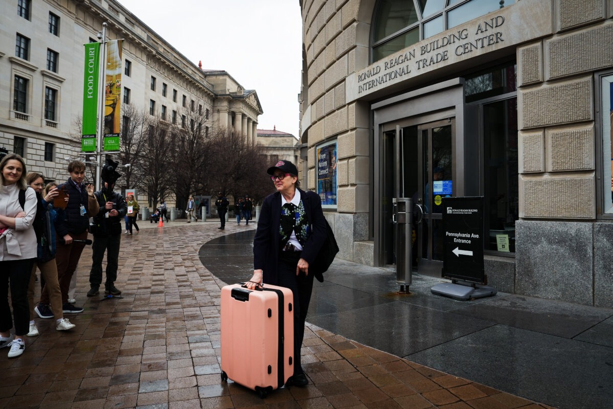 La gente se reúne para apoyar a los empleados de USAID que abandonan el edificio en Washington el 27 de febrero de 2025. (Madalina Vasiliu/The Epoch Times).
