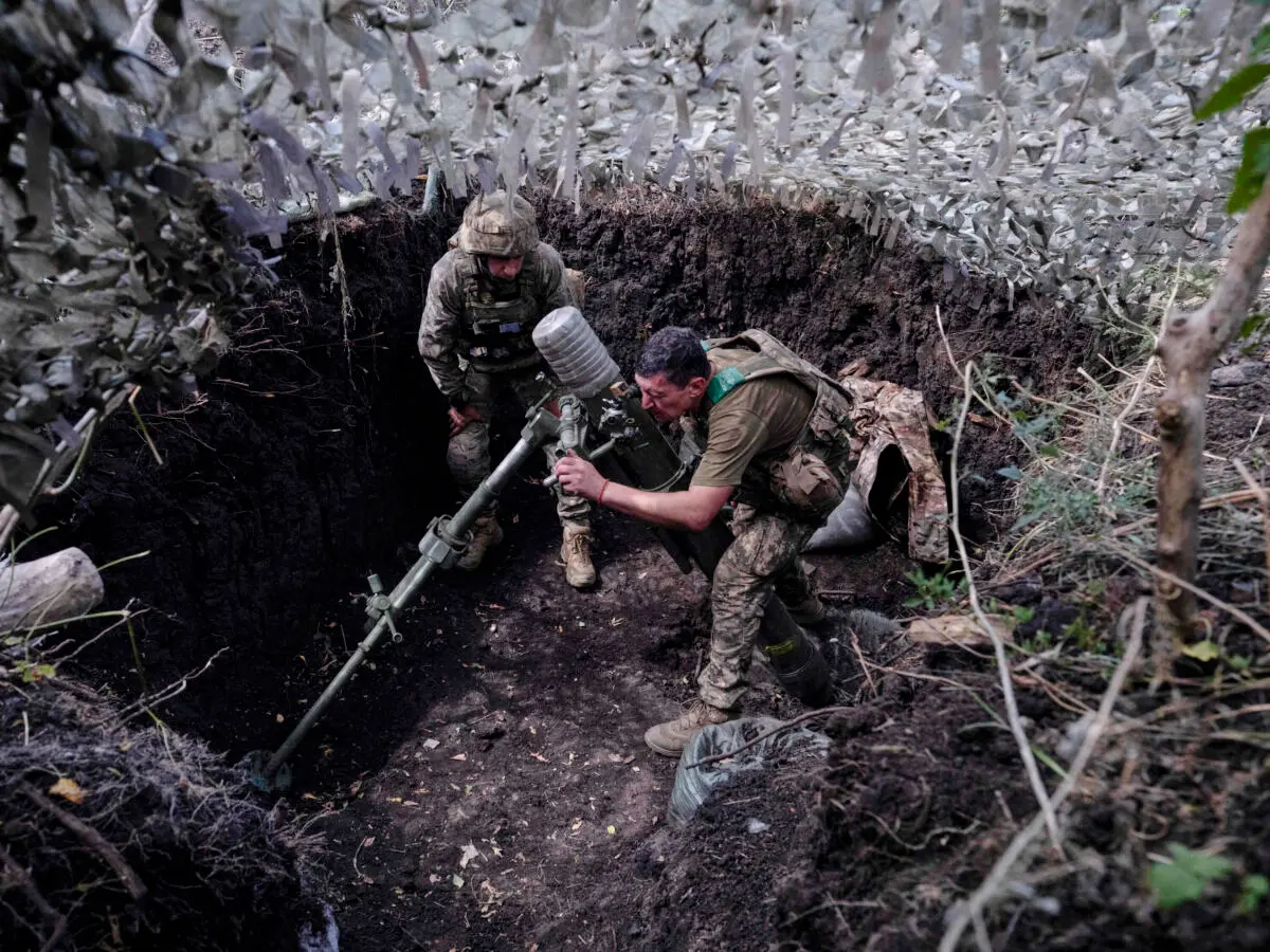 Soldados ucranianos disparan un mortero contra posiciones rusas cerca de Kostyantynivka el 26 de agosto de 2025. (Iryna Rybakova/93.ª Brigada Mecanizada de Ucrania vía AP).
