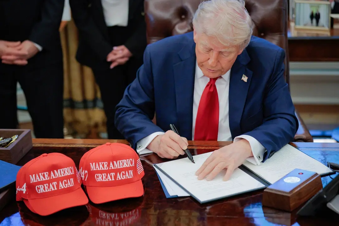 El presidente Donald Trump habla con los medios de comunicación tras firmar órdenes ejecutivas en el Despacho Oval el 23 de abril de 2025. Las siete órdenes ejecutivas estaban relacionadas con la política educativa, incluyendo la obligación de las universidades de revelar los obsequios extranjeros, la educación en inteligencia artificial y las políticas disciplinarias escolares. (Chip Somodevilla/Getty Images)