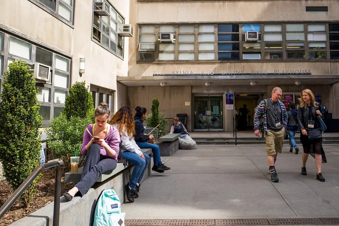 Personas y estudiantes molinan en el campus del Hunter College de la Universidad de la Ciudad de Nueva York, en Nueva York, el 10 de abril de 2017. Tras la aprobación de un presupuesto estatal, Nueva York fue el primer estado en hacer que las universidades públicas fueran gratuitas para los estudiantes cualificados de clase media con ingresos familiares inferiores a 125,000 dólares. (Drew Angerer/Getty Images)