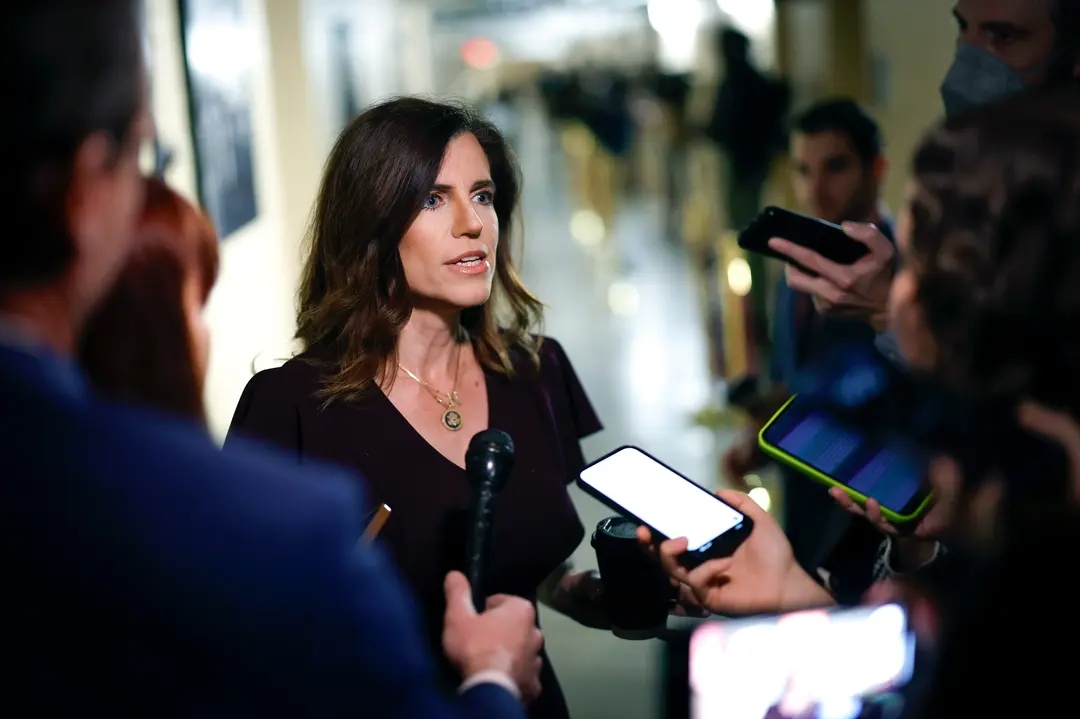 La representante Nancy Mace (R-S.C.) llega a una reunión del grupo republicano de la Cámara de Representantes en el Capitolio de EE. UU. en Washington el 19 de noviembre de 2024. Mace propuso en marzo la ley "Los estudiantes estadounidenses primero", que bloquearía la financiación federal a los estados que concedan tasas de matrícula estatal o ayudas financieras estatales a inmigrantes ilegales. (Kevin Dietsch/Getty Images)