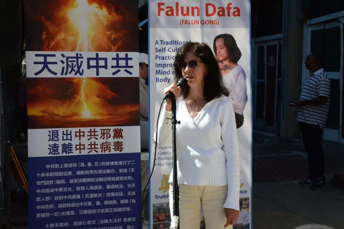 La Dra. Jessica Russo, miembro de Médicos contra la Extracción Forzada de Órganos (DAFOH), habla en una manifestación en Filadelfia el 30 de agosto de 2025. (Frank Liang/The Epoch Times)